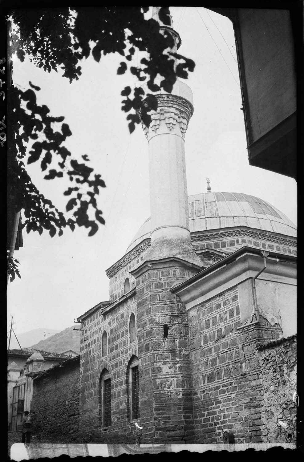 Façade sur rue et minaret d'une mosquée non identifiée